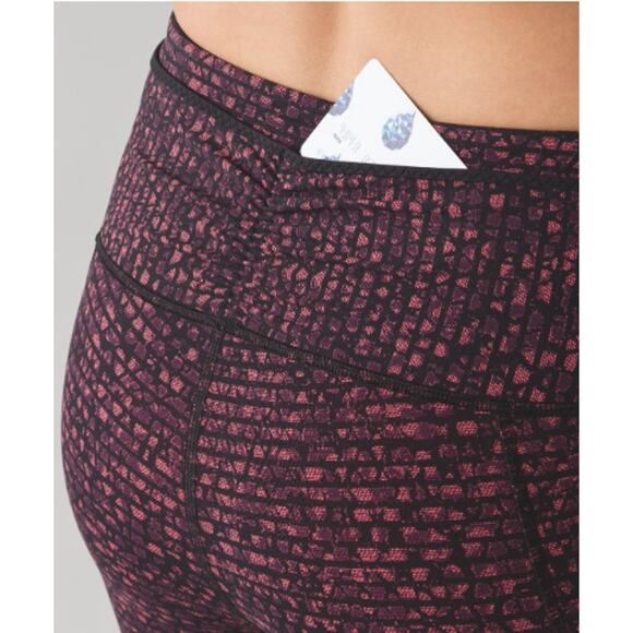 LULULEMON Outrun 17" Crop in Shatter Weave Dust Coral Plum / Black // 4 - Picture 11 of 12